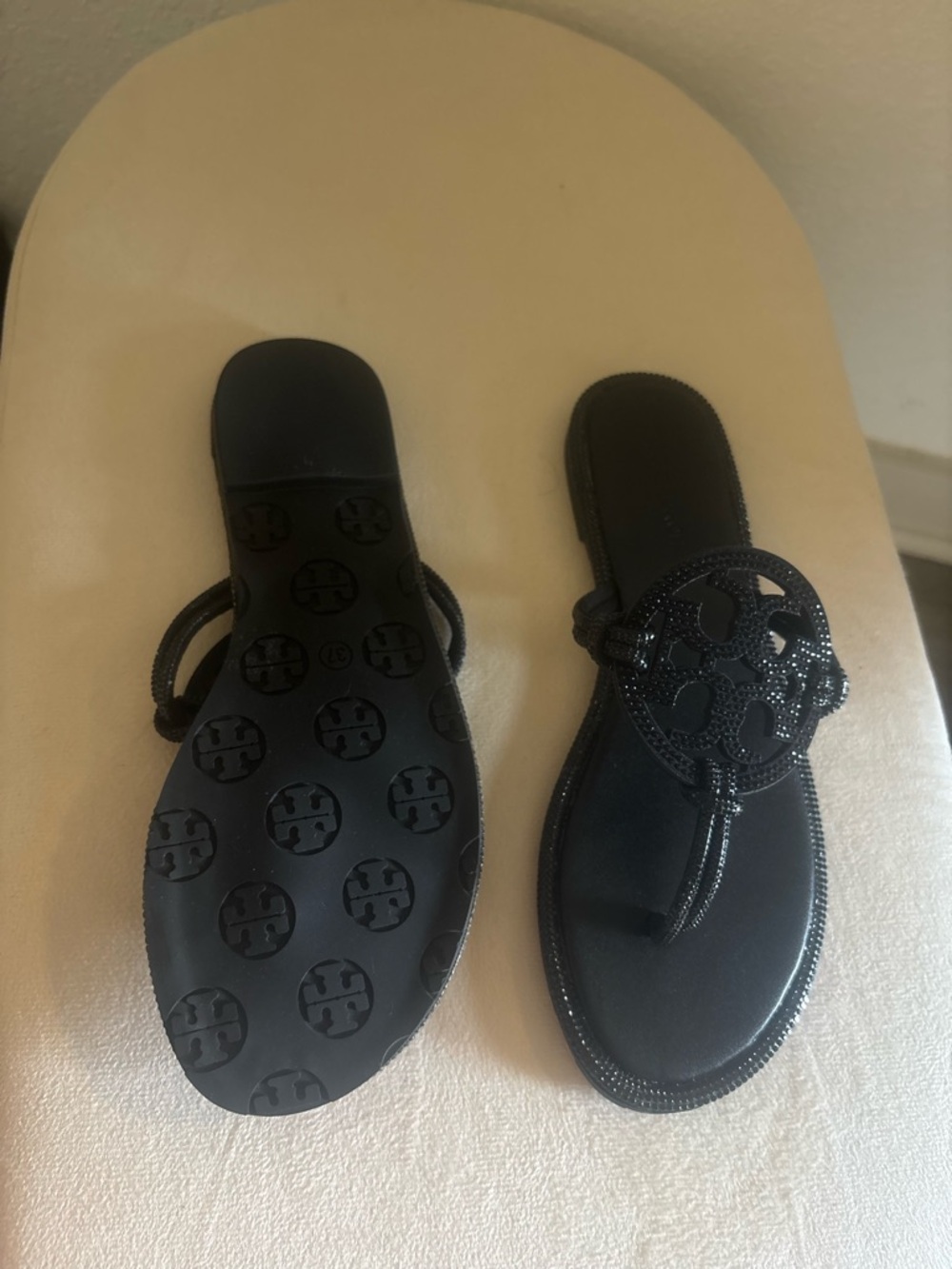 Tory Burch Black Logo Thong Sandals with Embellished Medallion - Picture 3 of 5